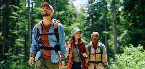 Grupo de jóvenes haciendo senderismo y hiking por senderos naturales de Bogotá.