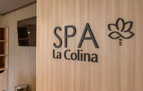 Entrada del spa del Club la Colina de Colsubsidio