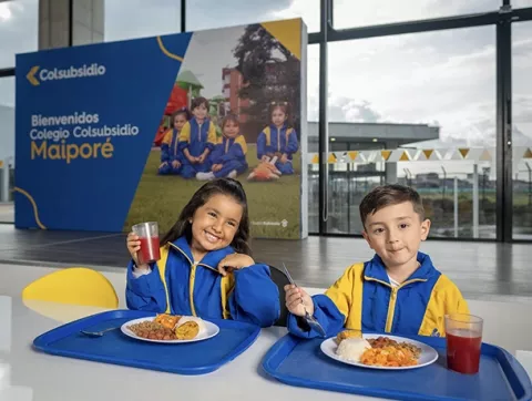 Niños tomando su almuerzo en el colegio Maiporé en Colsubsidio.
