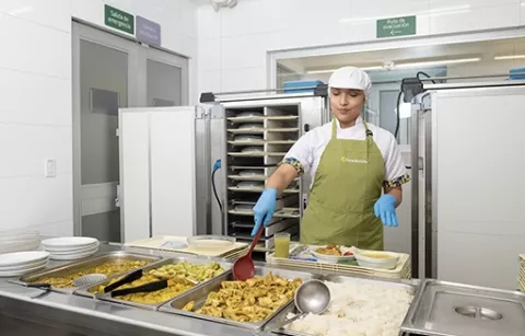 Mujer sirviendo en restaurante de instituciones hospitalarias