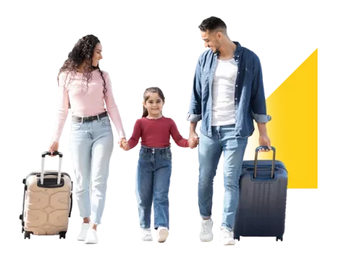 Familia con sus maletas para iniciar vacaciones con su asistencia de viaje Colsubsidio