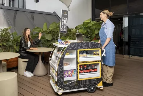 Mujer ofreciendo snacks en su carro vending