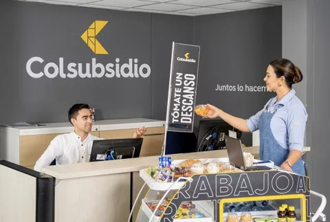 Trabajador comprando onces en el carro vending de Colsubsidio