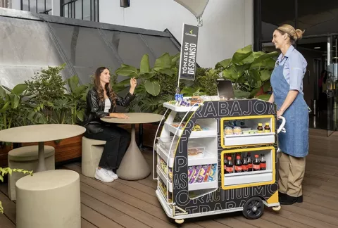 Mujer con un carro vending para alimentación institucional