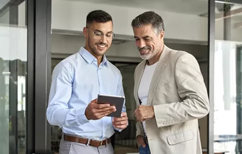 Ejecutivos revisando los seguros colectivos de Colsubsidio para empresas de Colsubsidio