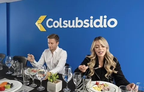 Personas disfrutando del catering para empresas