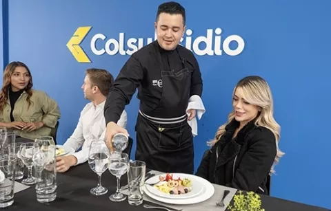 Mesero en servicio de catering para empresas