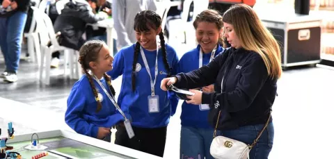 Niñas del programa Chicas STEM de Colsubsidio en olimpiada de robótica.