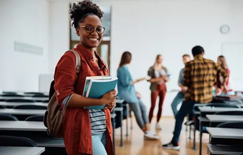 Mujer feliz en universidad 