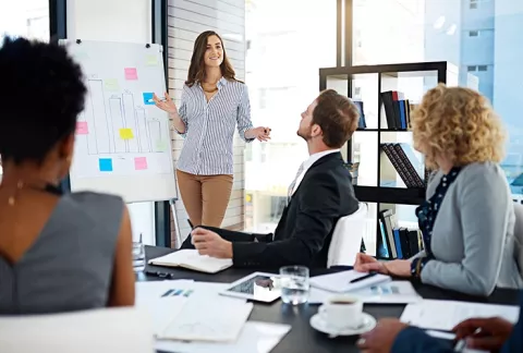 Personas cesantes recibiendo formación en competencias gerenciales.