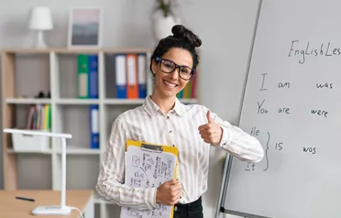 Mujer sonriendo aprendiendo ingles.