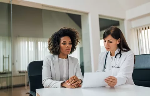 Mujer recibiendo diagnóstico médico - medicina prepagada