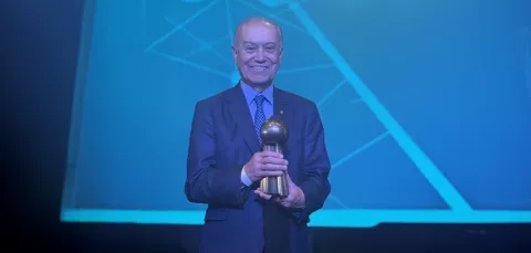 Luis Carlos Arango Vélez, director general de Colsubsidio, recibiendo el premio a mejor líder empresarial 2025. 