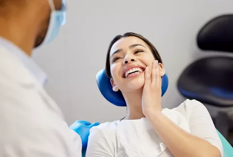 Mujer feliz por diseño de sonrisa
