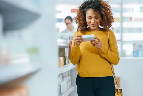 Mujer sonriendo comprando medicinas