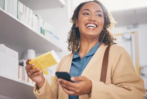 Mujer feliz por descuentos en drogueria