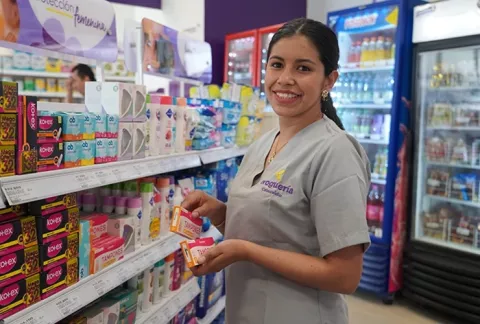 Mujer dispensando en drogueria