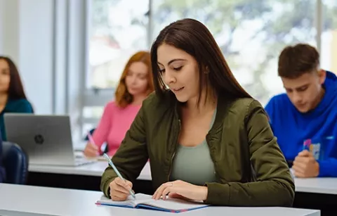 Grupo de personas estudiando.