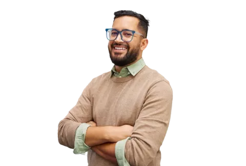 Hombre sonriendo con brazos cruzados. 