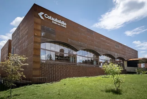 Fachada Club La colina Colsubsidio