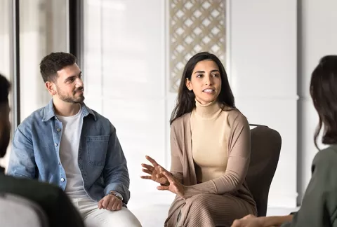 Personas reunidas dialogando
