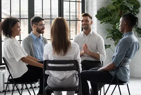 Equipo de trabajo dialogando en entorno saludable 
