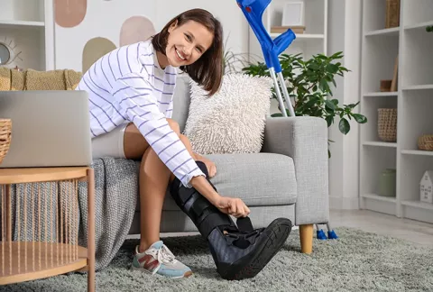 Mujer con bota ortopédica 