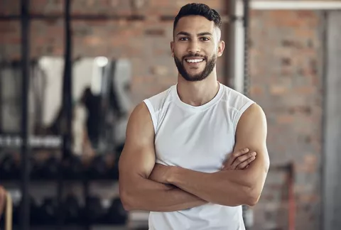 Hombre entrenando en el gimnasio