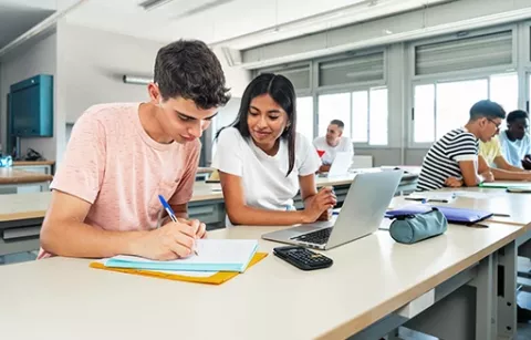Estudiantes preparándose en el preicfes.
