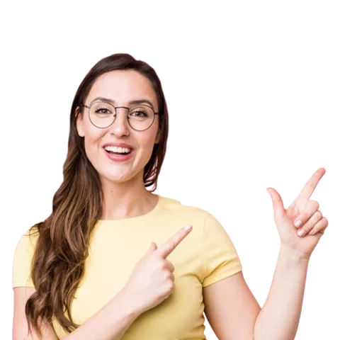 Mujer señalando los premios que Colsubsidio ha obtenido