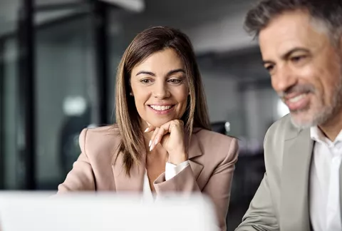 Asesora acompañando a empresa en la solicitud del crédito de libranza con Colsubsidio
