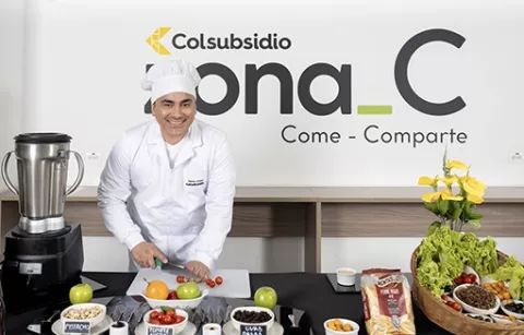Chef en clase de cocina para empresas