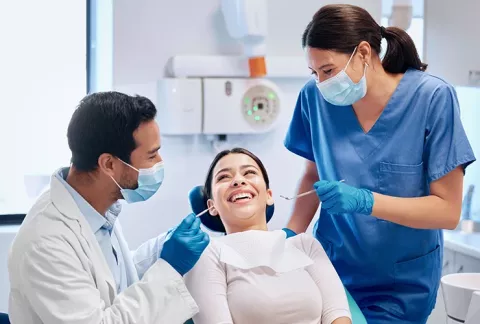 Mujer realizándose tratamiento de salud oral 