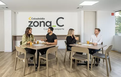 Personas almorzando en la Zona C - alimentación empresarial Colsubsidio