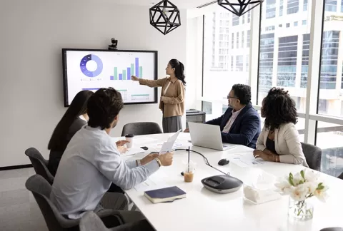 Equipo planeando la gestión de finanzas.