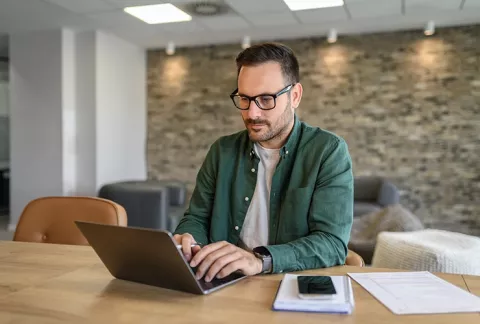 Hombre registrando su usuario para solicitar servicios jurídicos
