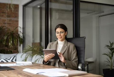 Mujer conociendo los servicios jurídicos de Seguros Colsubsidio