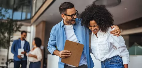Personas felices por beneficio caja empresas