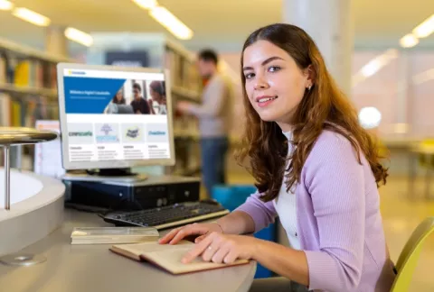 Mujer utilizando la biblioteca digital Colsubsidio.