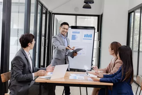 Hombre realizando presentación de finanzas.