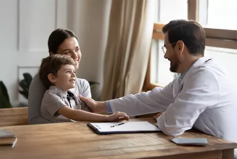 Familia en cita médica - medicina prepagada Colsubsidio y Colsanitas