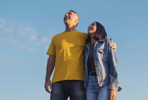 Pareja sonriente - medicina prepagada Colsubsidio Colsanitas