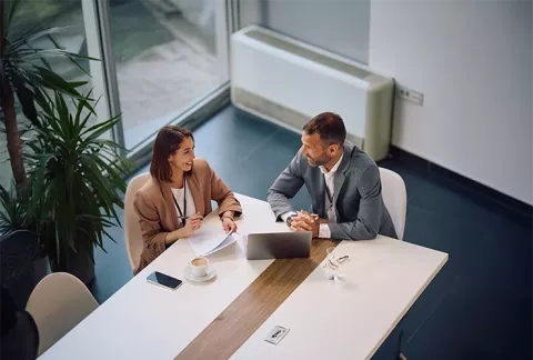 Hombre y Mujer trabajando productivamente.