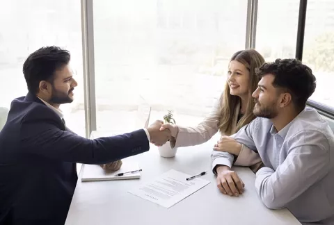 Asesor legal de Colsubsidio orientando a personas