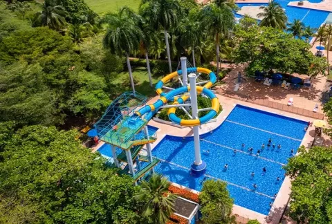 Piscina y tobogán de Hotel.