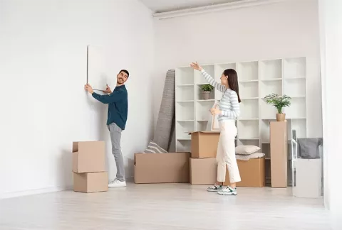 pareja desempacando y organizando en casa.