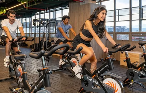 Tres personas entrenando en bicicleta estática en BLOC Fontanar Colsubsidio