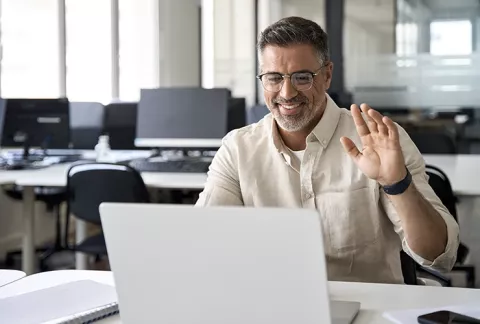 Hombre participando en una actividad virtual desde su computador