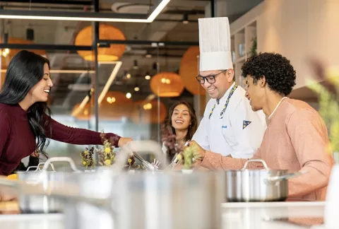 Hombres y mujeres cocinando una receta