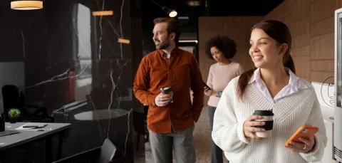 Trabajadores tomando café proveniente de las máquinas expendedoras de Colsubsidio.